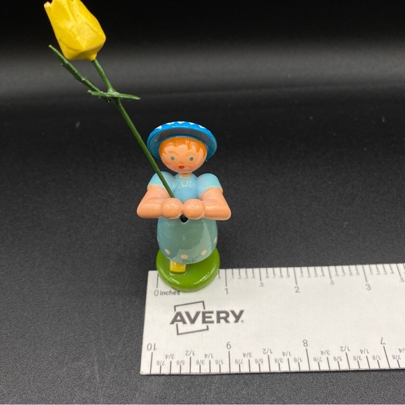 Very Old ERZGEBIRGE German Hand Carved Wooden Girl Holding Yellow Daffodil - Picture 12 of 15